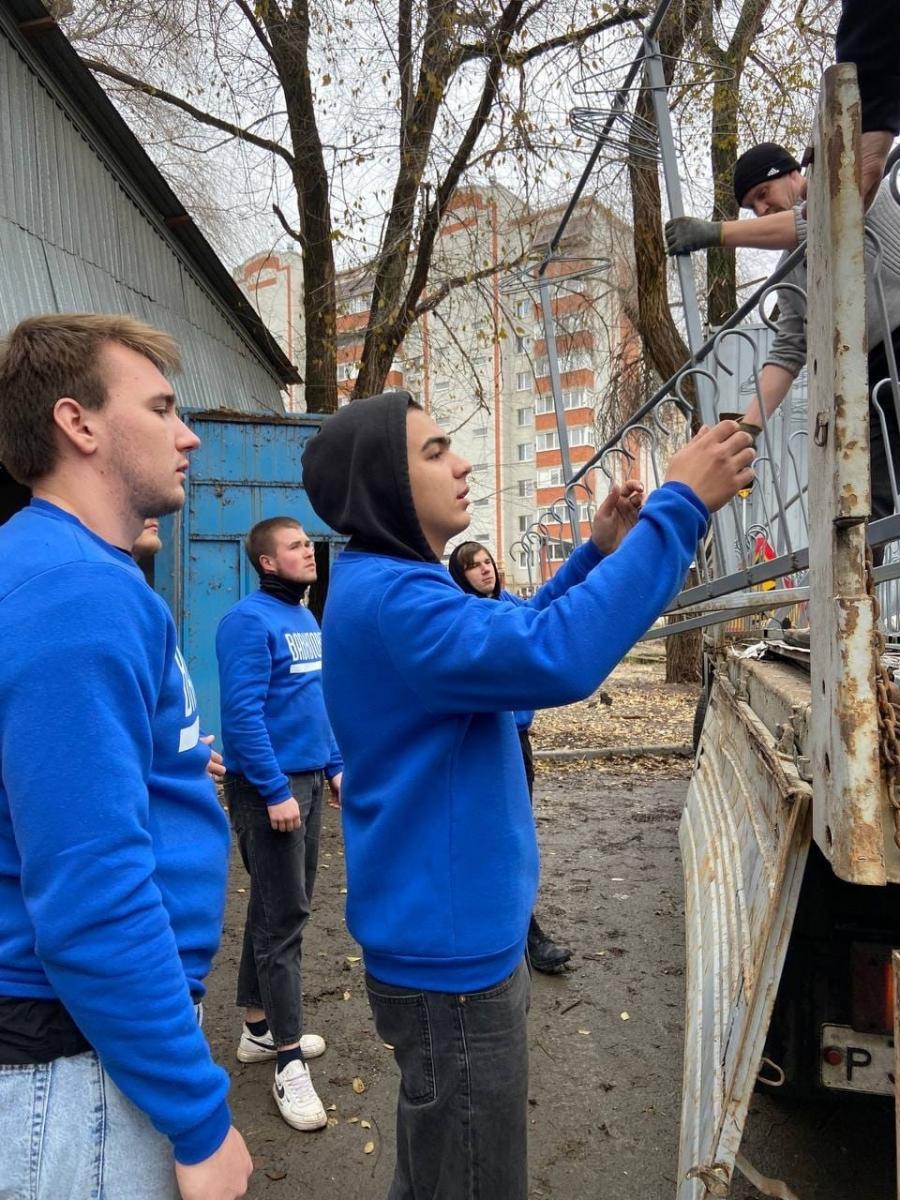 Активисты университета помогают в штабах гумпомощи Саратова Фото 2