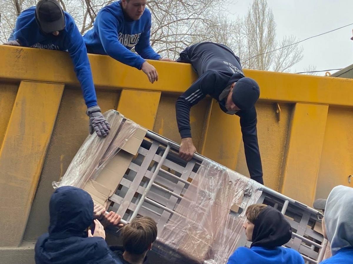 Активисты университета помогают в штабах гумпомощи Саратова Фото 3
