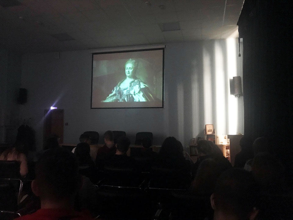 Студенты приняли участие в кинолектории ко Дню героев Отечества России Фото 1