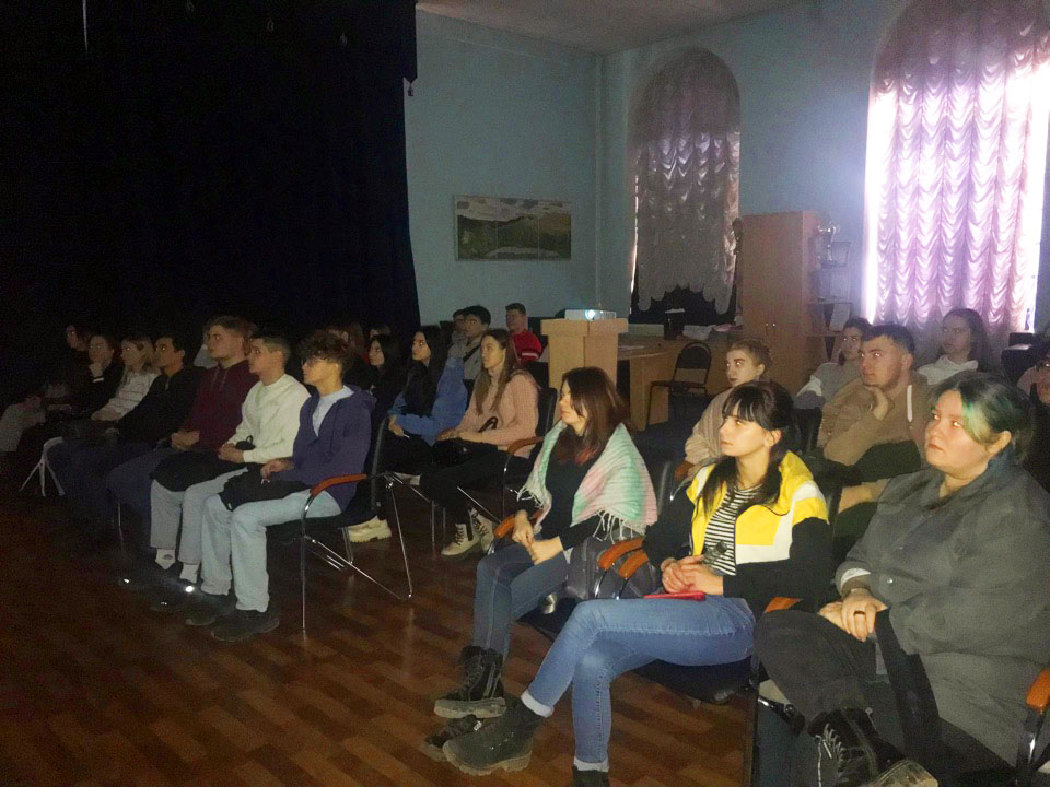 Студенты приняли участие в кинолектории ко Дню героев Отечества России Фото 2
