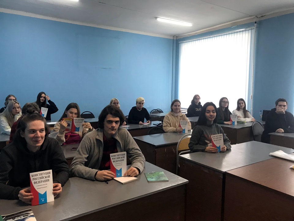 Студенты прошли тест на знание Конституции РФ Фото 1