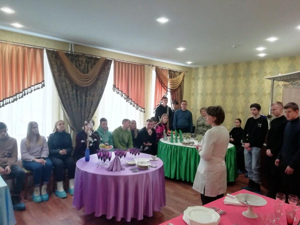Школьники Пугачевского района посетили с экскурсией университет Фото 1