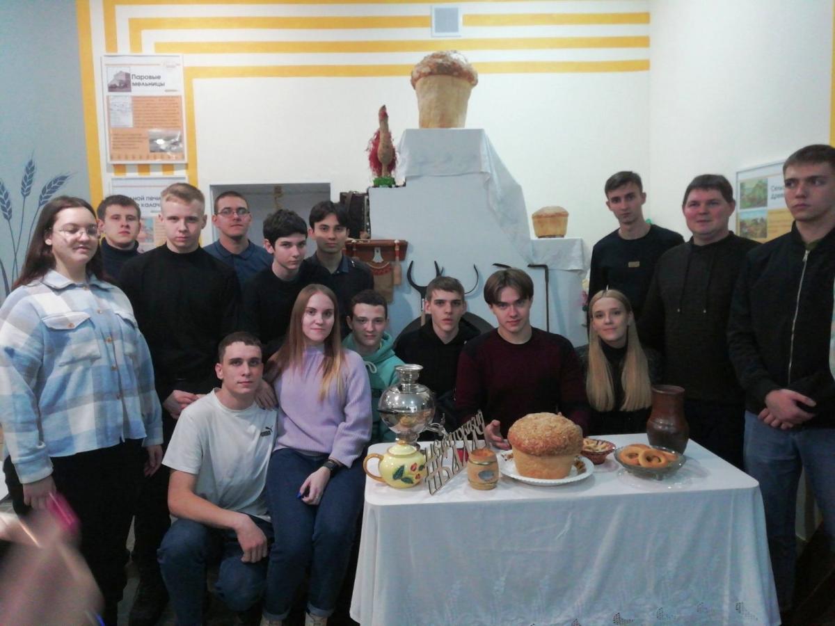 Школьники Пугачевского района посетили с экскурсией университет Фото 3