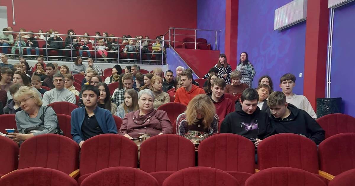 Студенты Марксовского филиала посетили цирковое шоу «Халява ловись» Фото 7