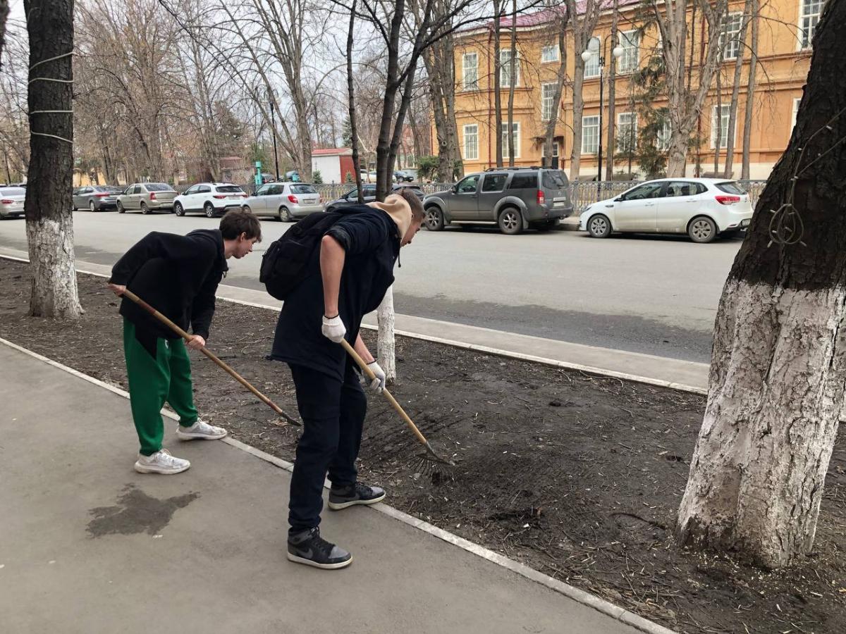 Субботник факультета экономики и менеджмента Фото 7