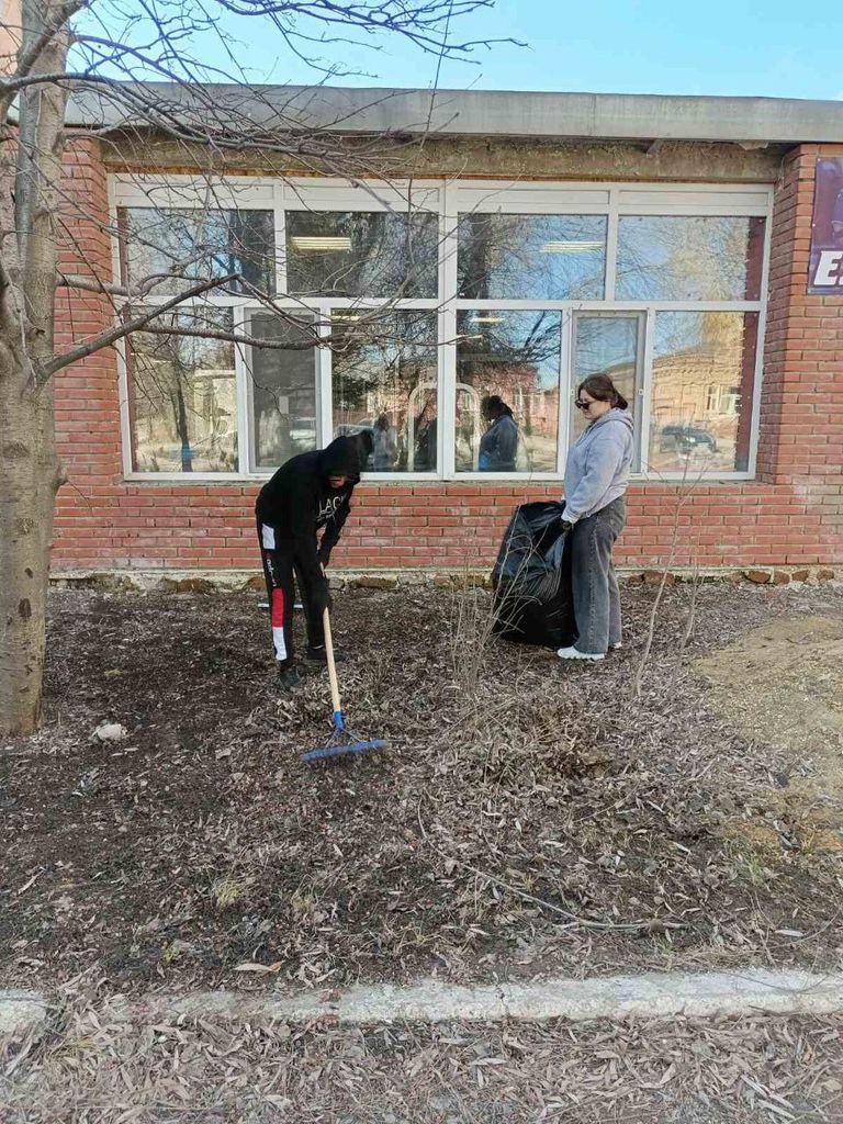 Субботник в Пугачевском филиале Фото 2