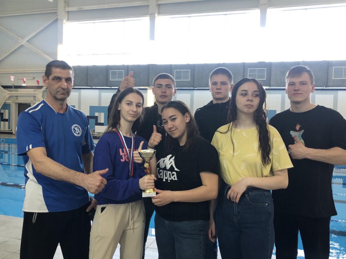 Студенты филиала на соревновании по плаванию Фото 1