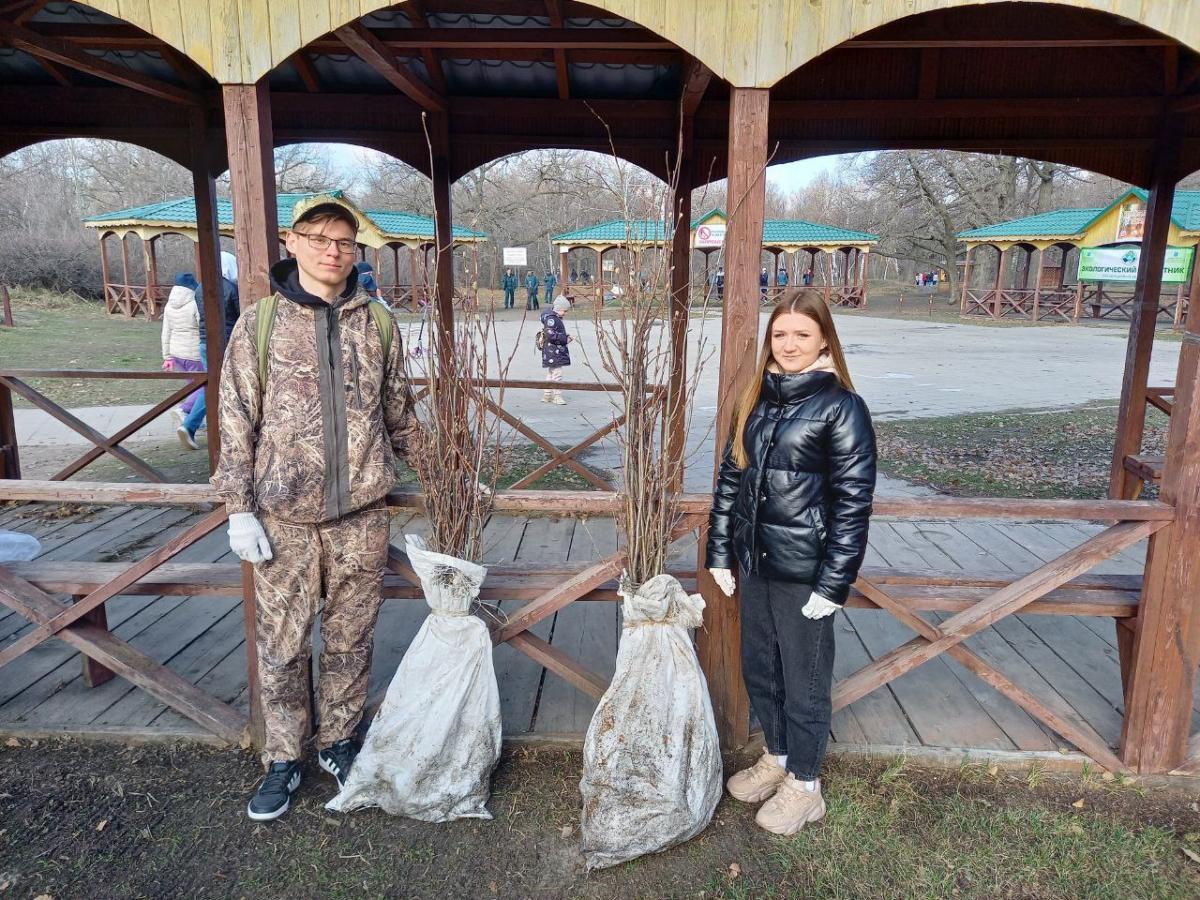 Студенты вуза помогли благоустроить парк «Кумысная поляна» Фото 1