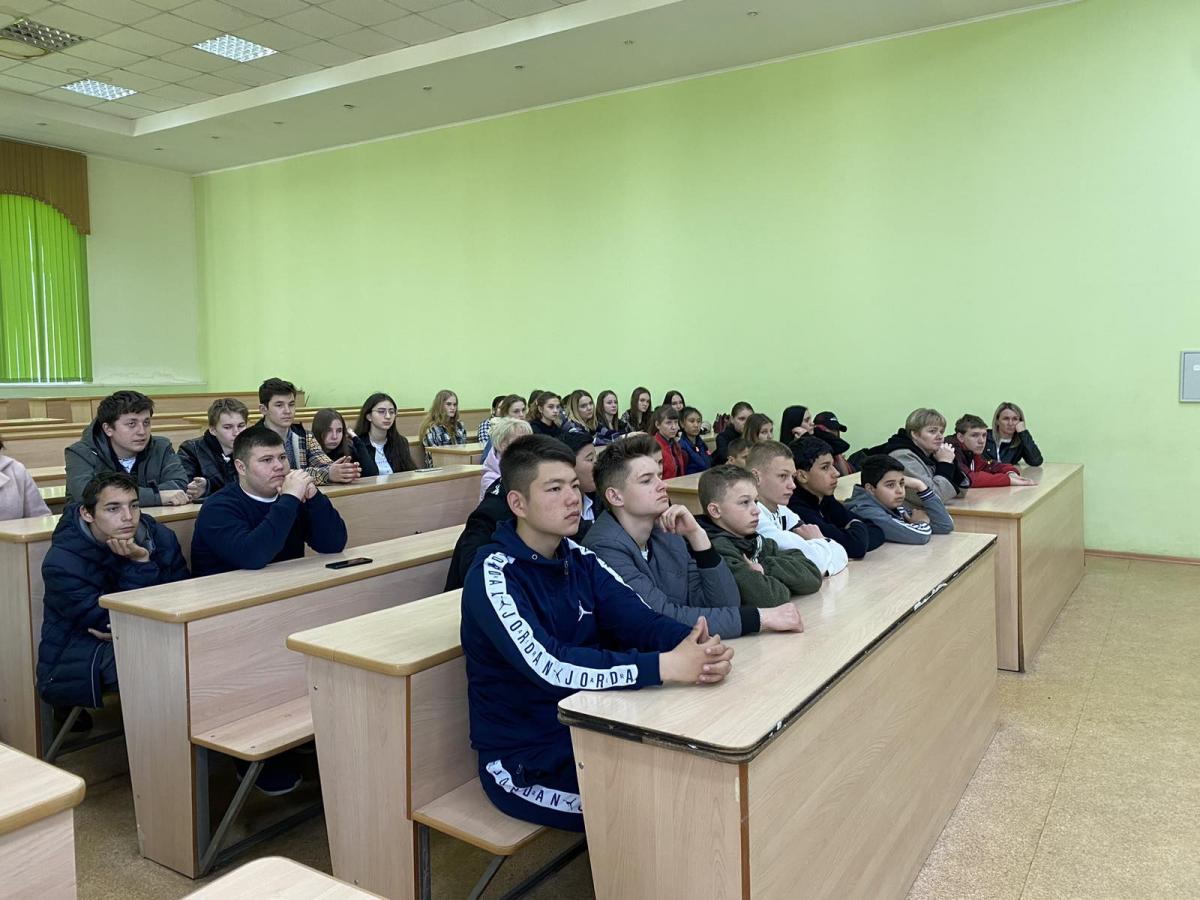 Пугачевские школьники посетили с экскурсией университет Фото 13