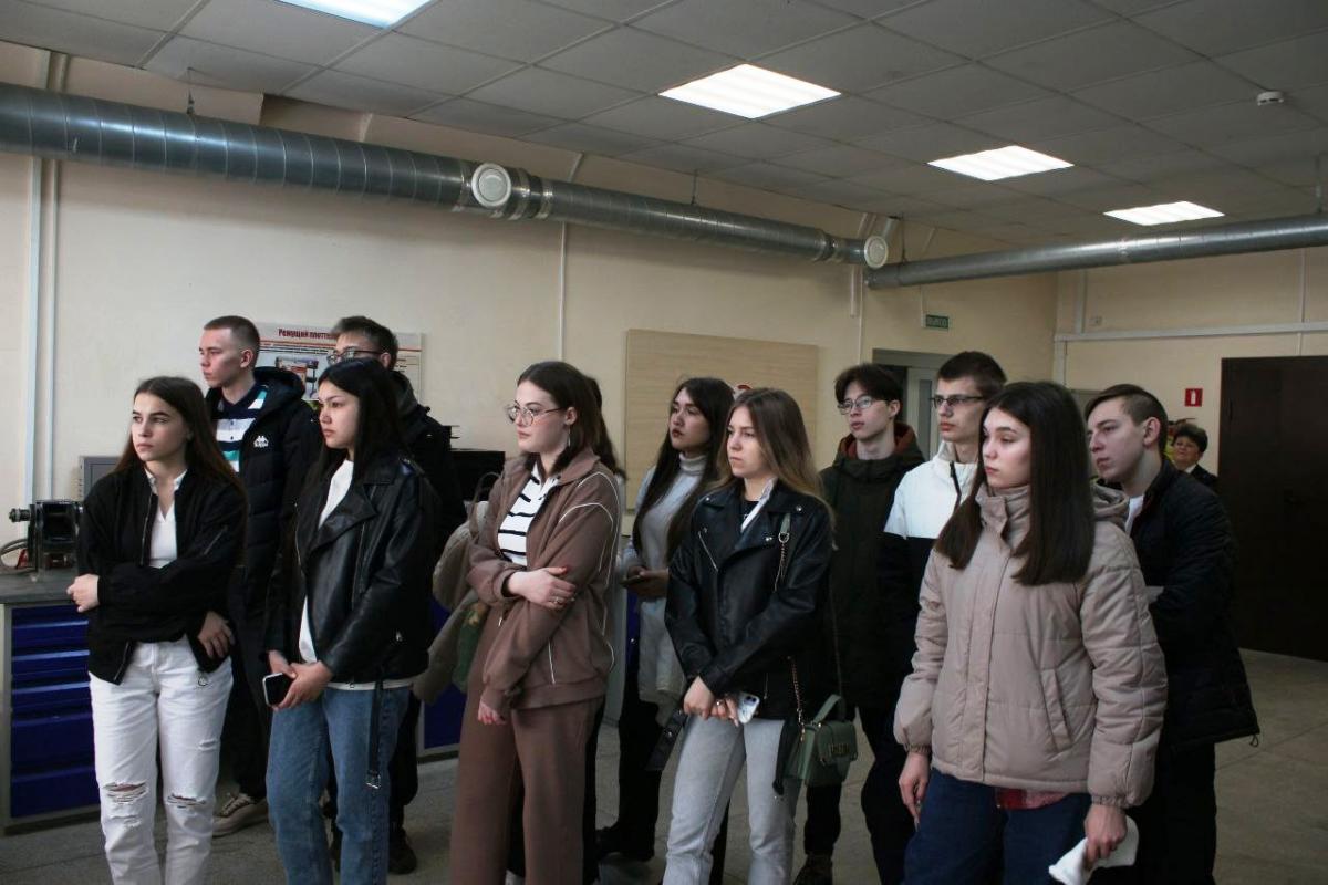 Пугачевские школьники посетили с экскурсией университет Фото 2