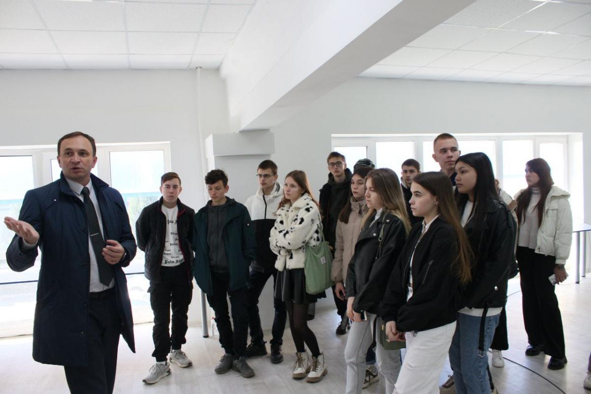 Пугачевские школьники посетили с экскурсией университет Фото 3