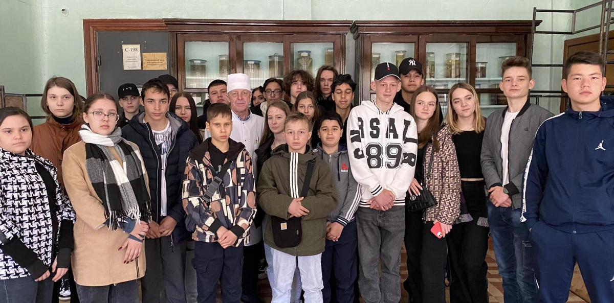 Пугачевские школьники посетили с экскурсией университет Фото 8
