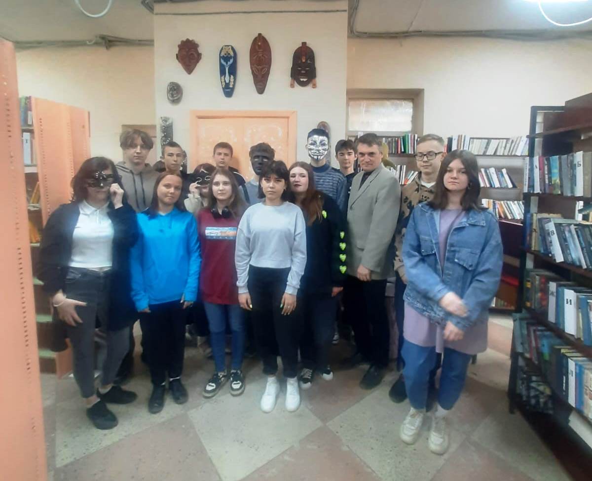 Студенты Марксовского филиала посетили выставку "МАСКЕрад" Фото 7
