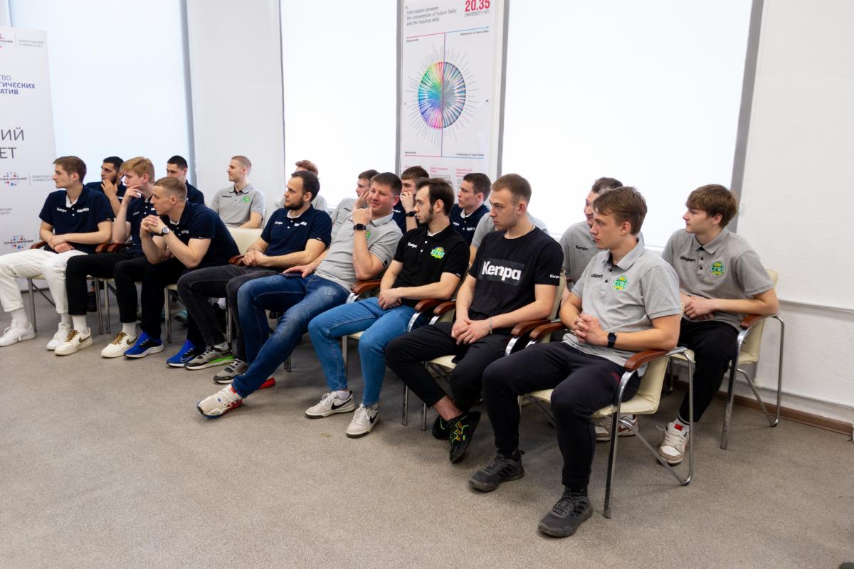 Активисты университета встретились с игроками ГК «СГАУ-Саратов» Фото 13