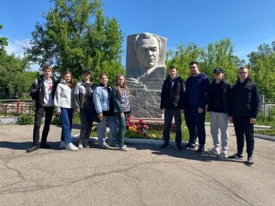 Активисты профкома провели уборку у памятника Н.И. Вавилову