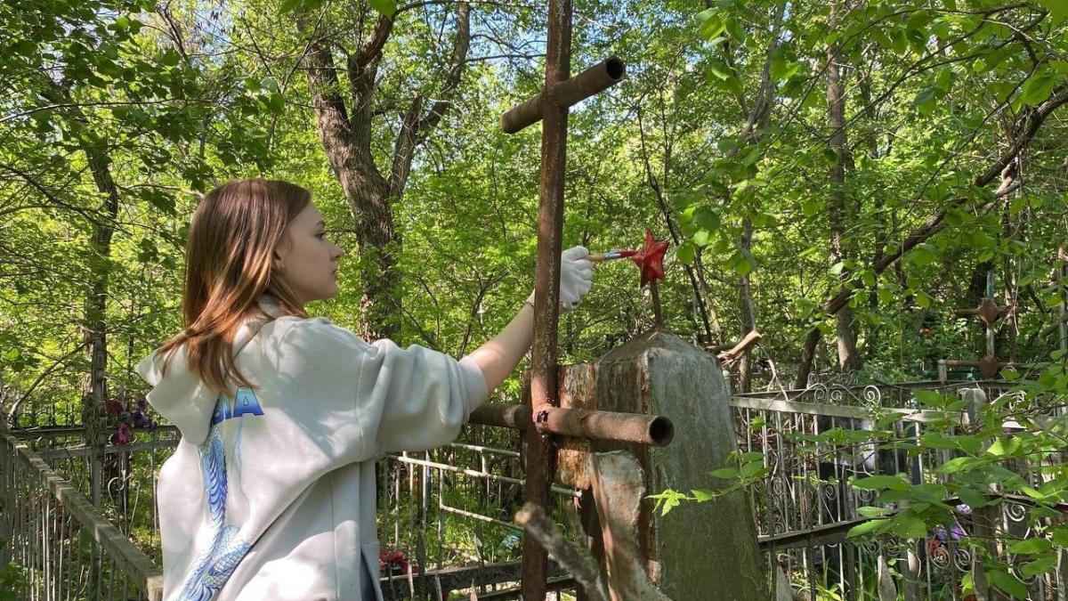 Активисты вуза облагородили места захоронений героев ВОВ Фото 2