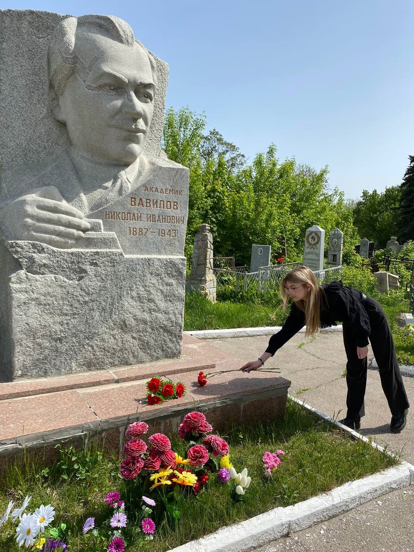 Студенты вуза возложили цветы к памятнику Н.И. Вавилова Фото 2