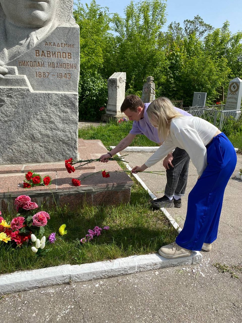 Студенты вуза возложили цветы к памятнику Н.И. Вавилова Фото 3