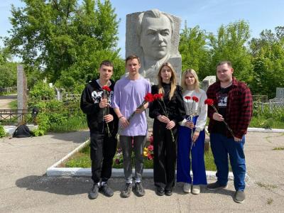 Студенты вуза возложили цветы к памятнику Н.И. Вавилова