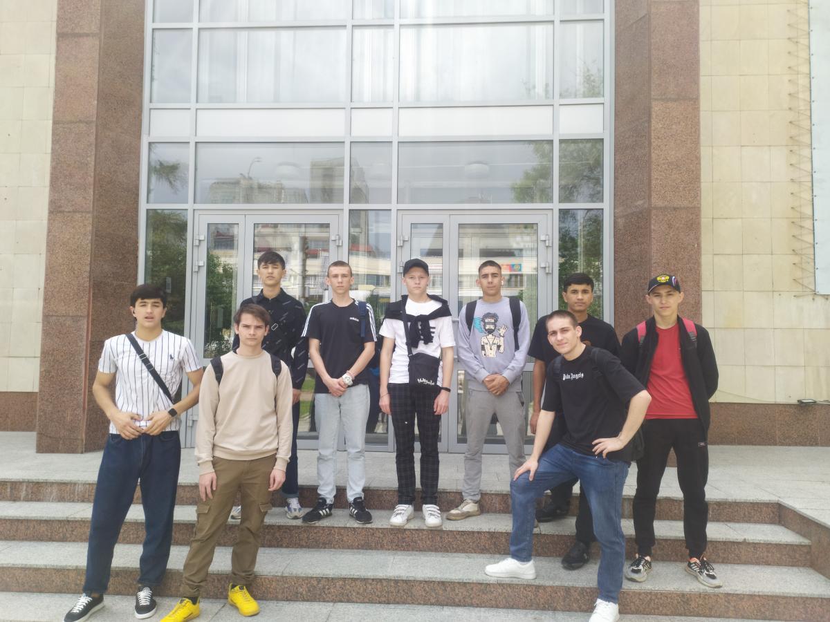 Посещение передвижной выставки "Владимир Алексеев. Графика», посвящённой памятным местам родового поместья А.С. Пушкина Фото 1
