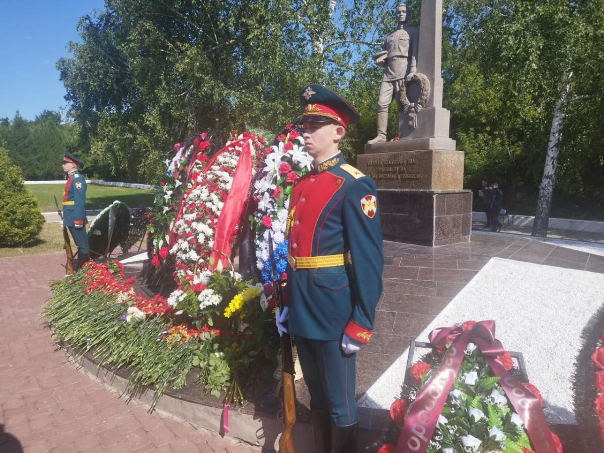 В День памяти и скорби сотрудники вуза возложили цветы Фото 5