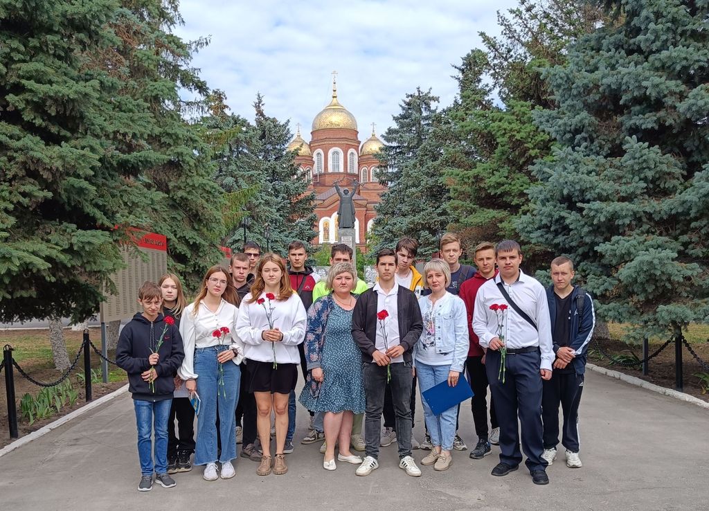 Торжественная церемония возложения цветов к Вечному огню  у памятника Воину - освободителю в День памяти и скорби Фото 1