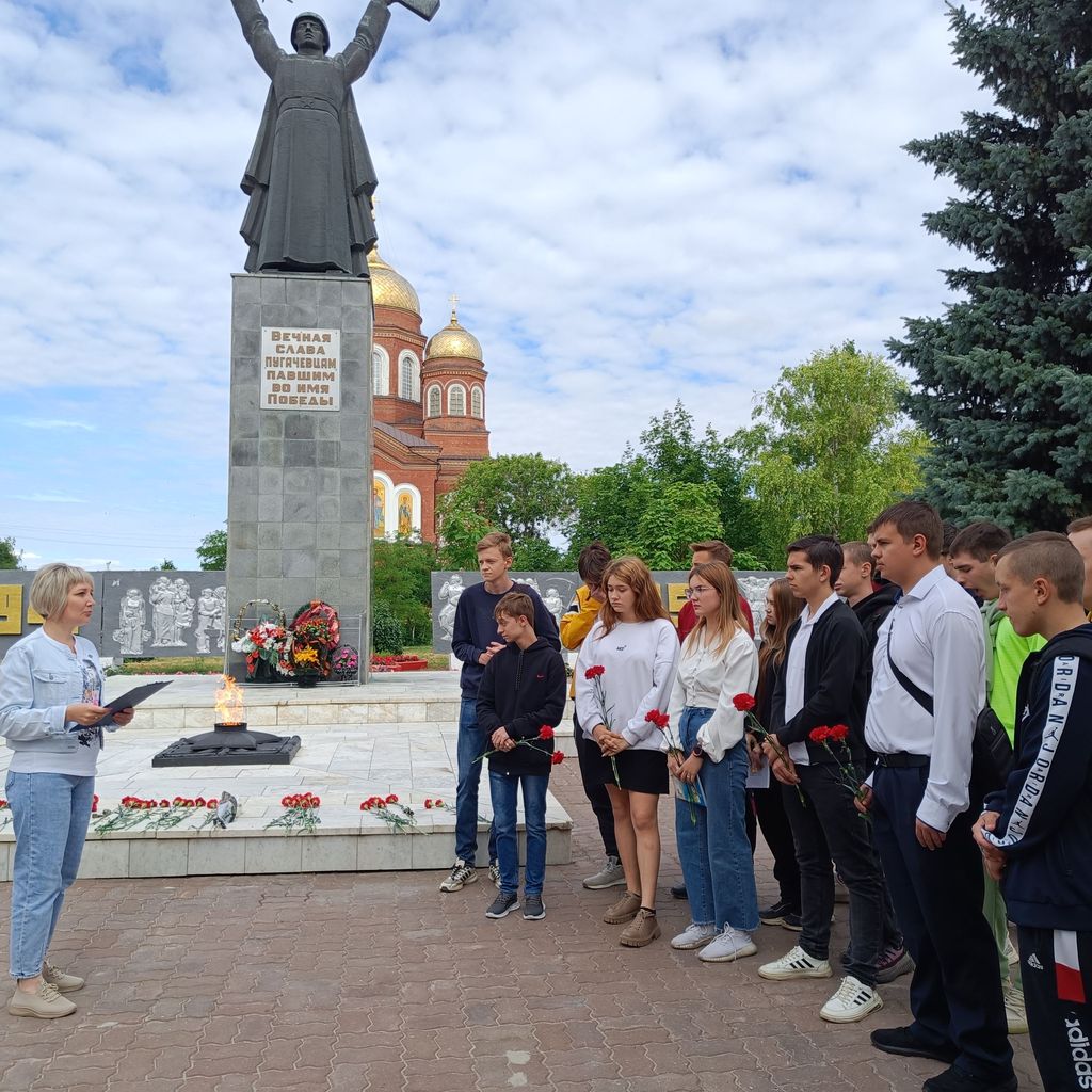 Торжественная церемония возложения цветов к Вечному огню  у памятника Воину - освободителю в День памяти и скорби Фото 2