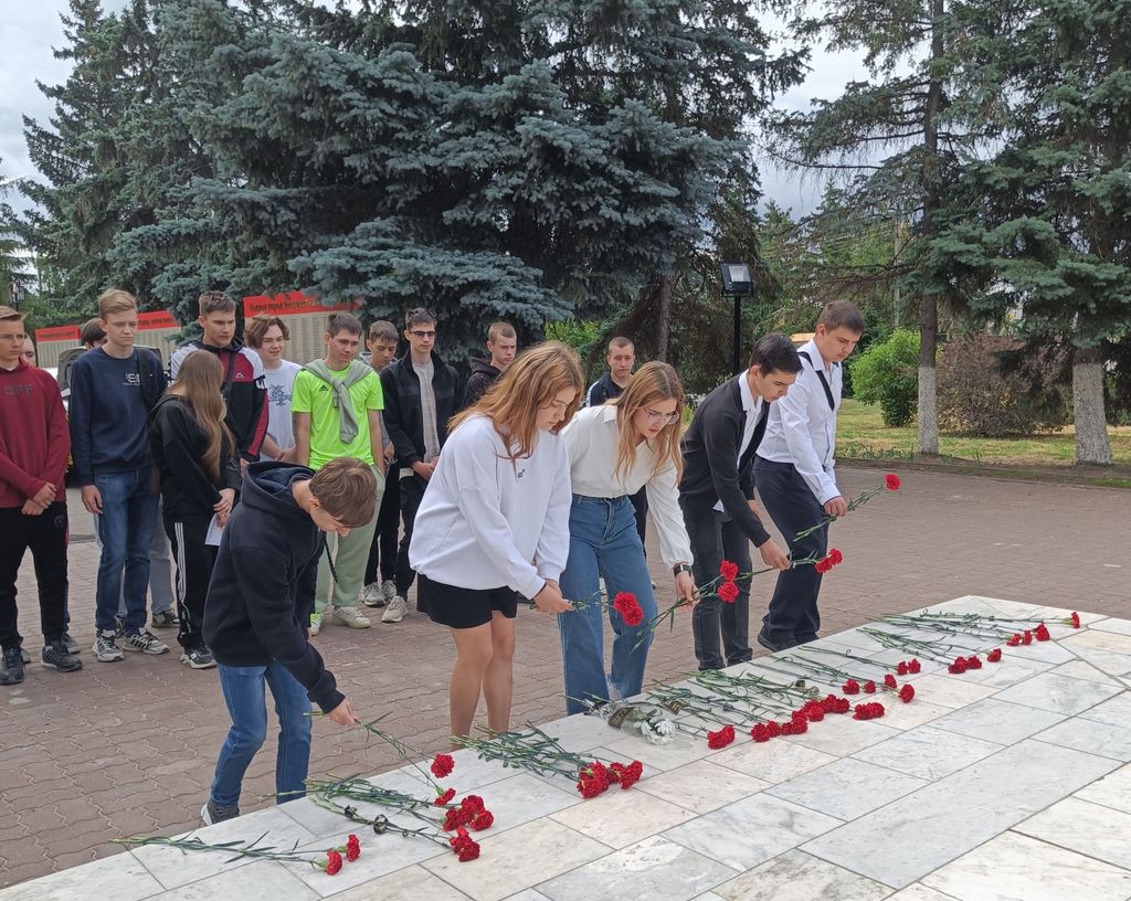 Торжественная церемония возложения цветов к Вечному огню  у памятника Воину - освободителю в День памяти и скорби Фото 4