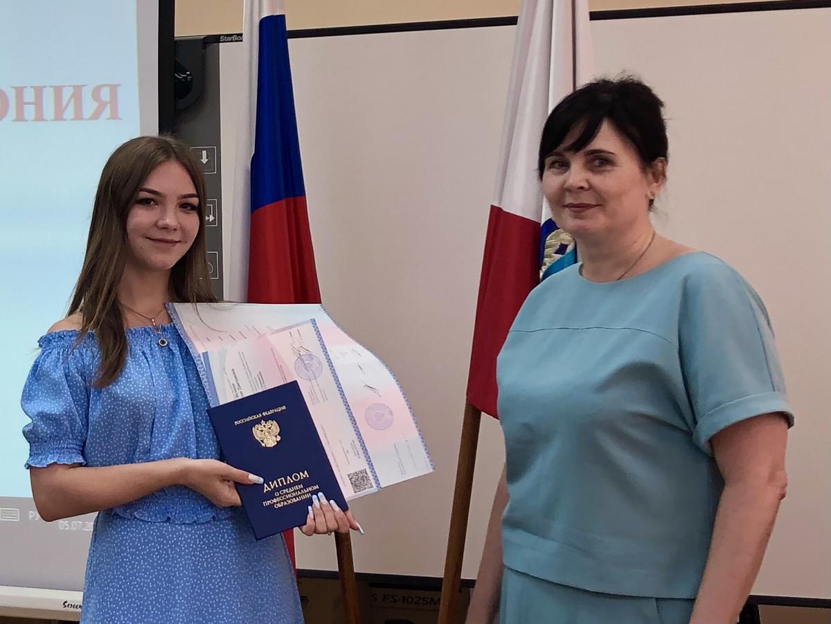 Выпускникам колледжа торжественно вручили дипломы Фото 8