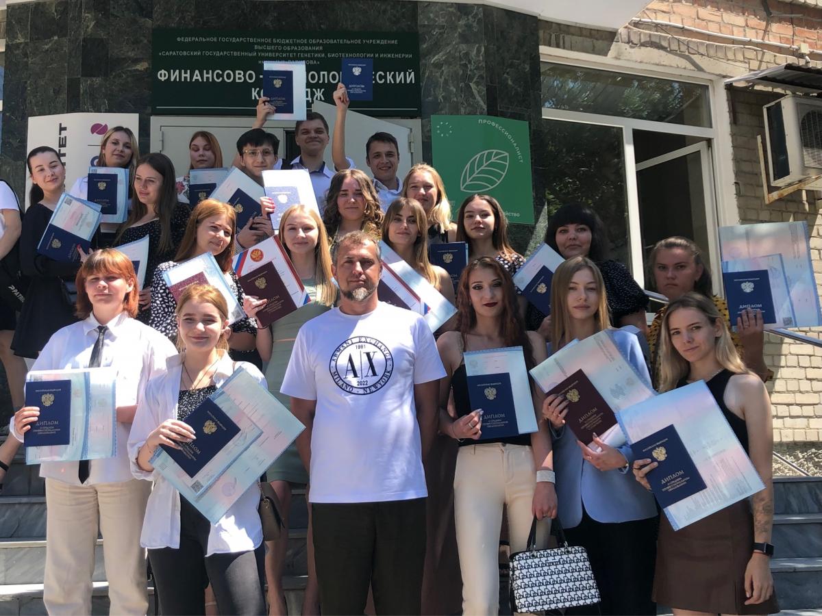 Выпускникам колледжа торжественно вручили дипломы Фото 9