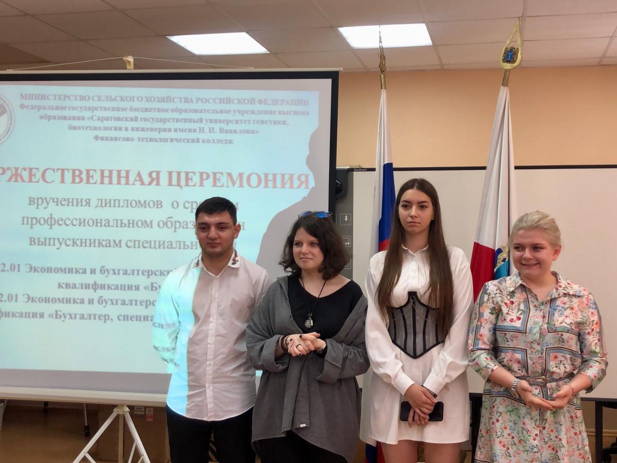 Выпускникам колледжа торжественно вручили дипломы Фото 12