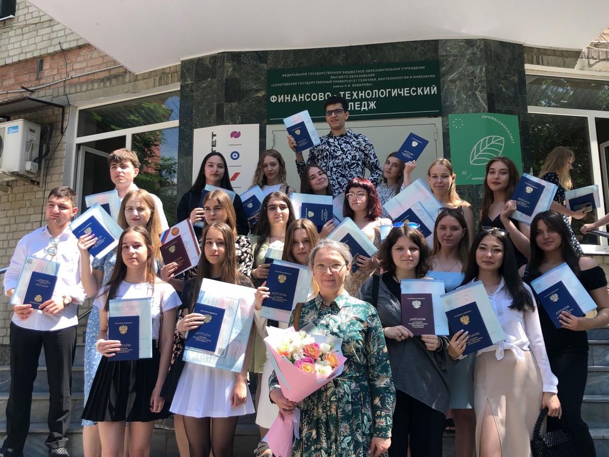 Выпускникам колледжа торжественно вручили дипломы Фото 13