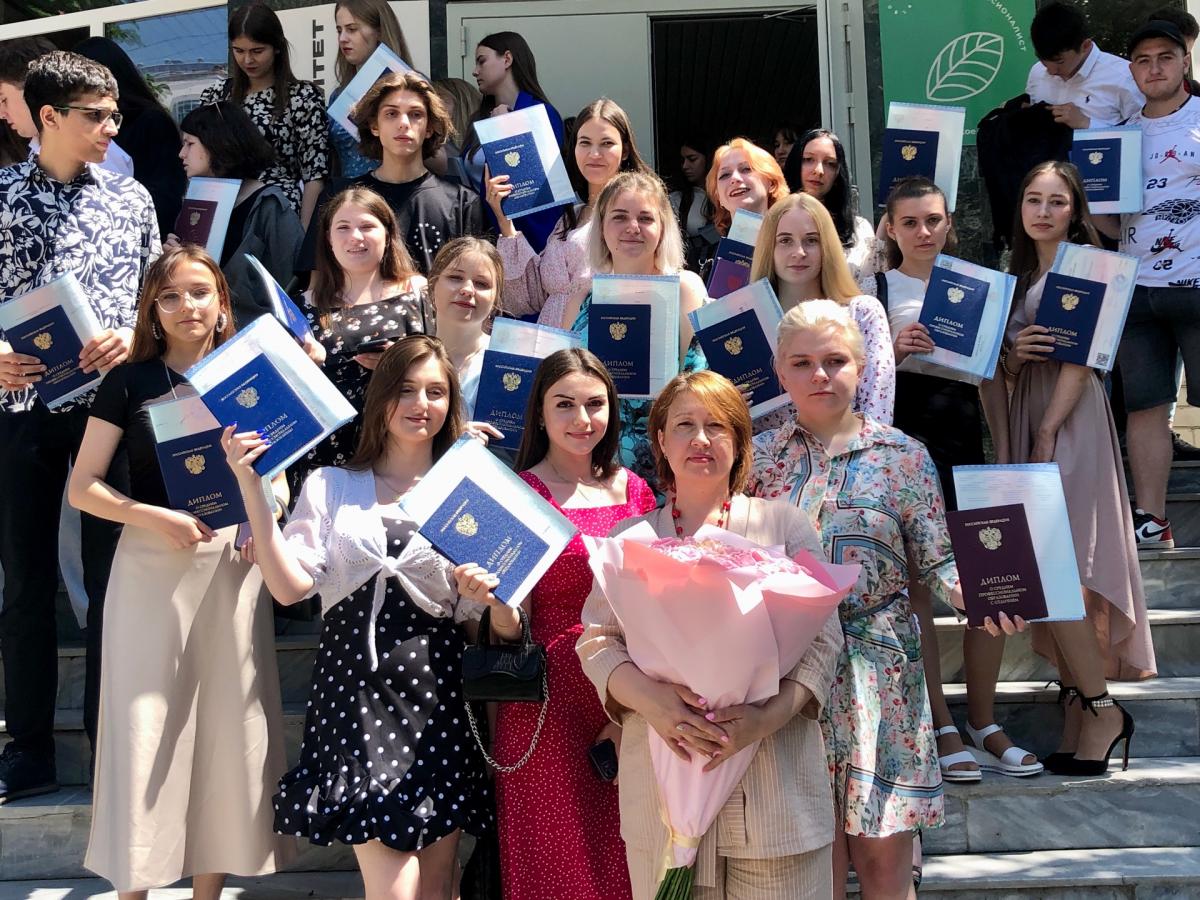 Выпускникам колледжа торжественно вручили дипломы Фото 15