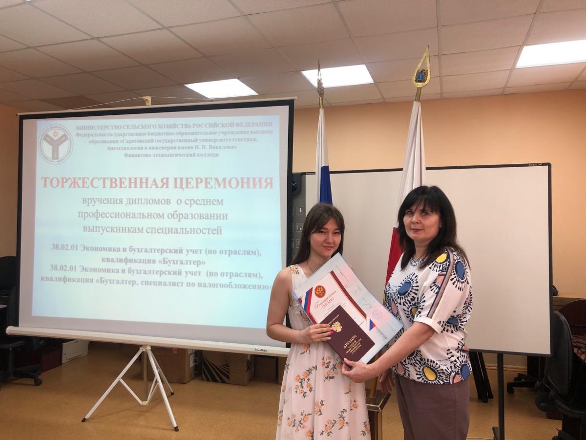 Выпускникам колледжа торжественно вручили дипломы Фото 16