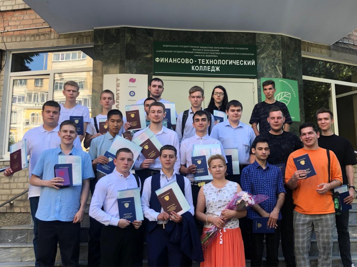 Выпускникам колледжа торжественно вручили дипломы Фото 1
