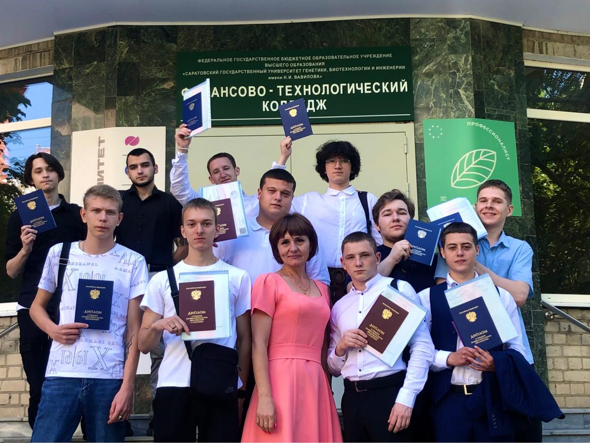 Выпускникам колледжа торжественно вручили дипломы Фото 3