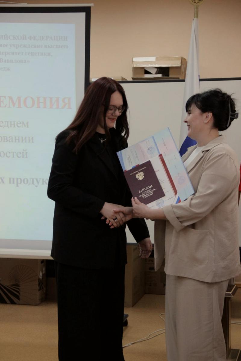 Выпускникам колледжа торжественно вручили дипломы Фото 4
