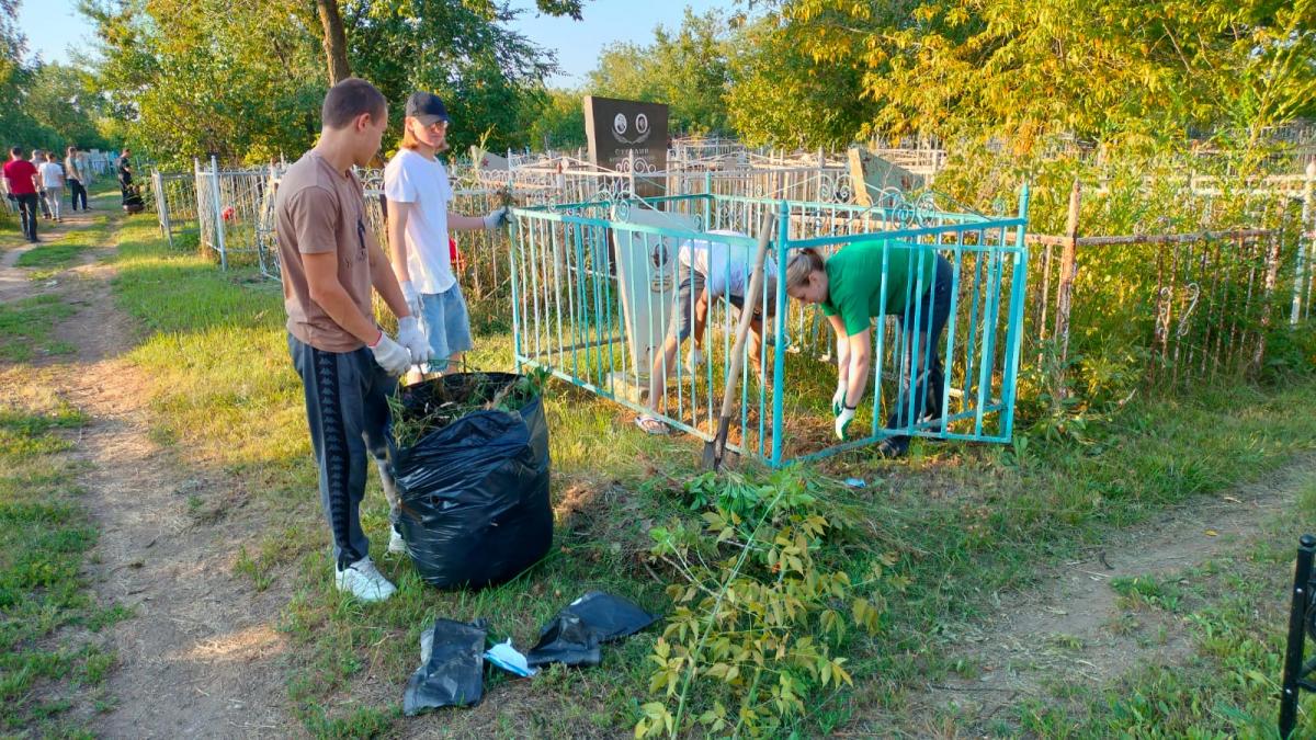 Студенты и преподаватели Марксовского филиала приняли участие в субботники Фото 19