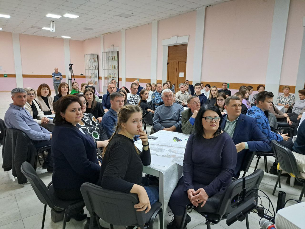 Студенты Пугачёвского филиала –  активные участники  проекта благоустройства города Пугачёва Фото 1