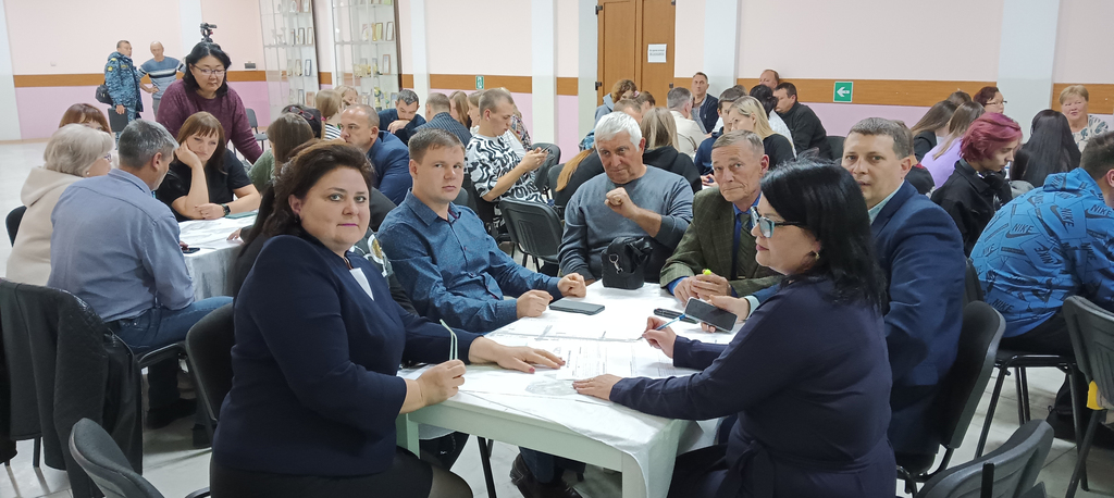 Студенты Пугачёвского филиала –  активные участники  проекта благоустройства города Пугачёва Фото 2