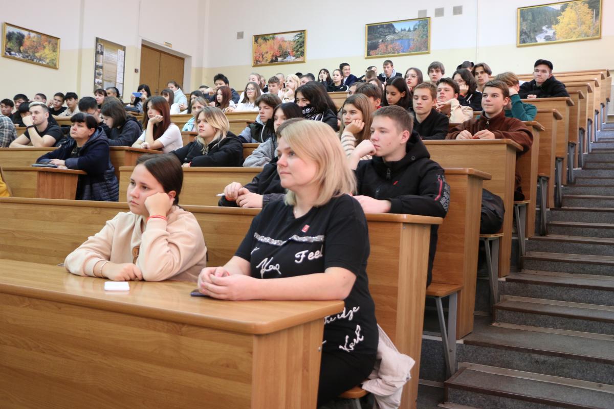 Школьники  из шести районов области посетили Вавиловский университет Фото 2