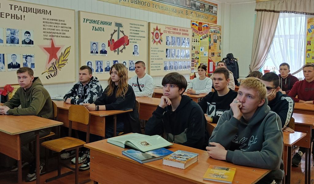 Музейный урок  «Мы - твоя история», посвященный Дню рождения Пугачевского техникума Фото 2