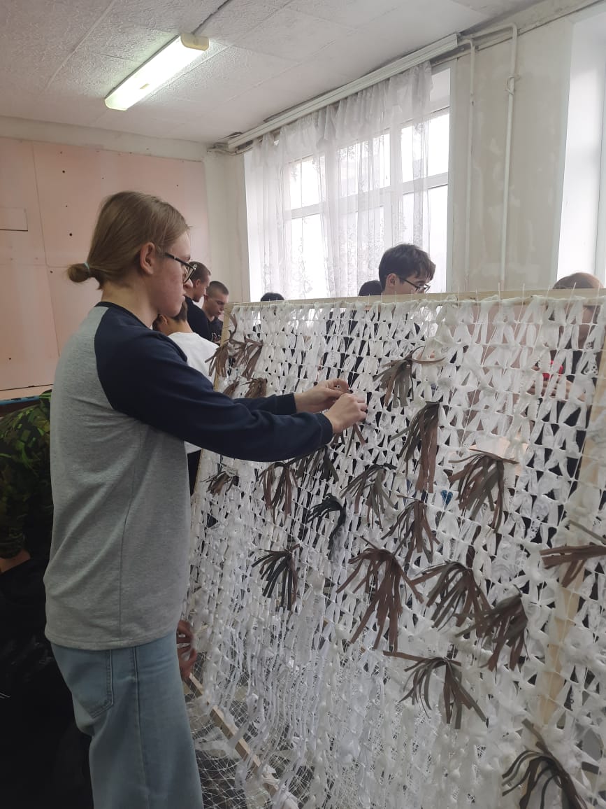 Студенты Марксовского филиала приняли участие в мастер-классе по плетению маскировочных сетей для участников СВО Фото 11
