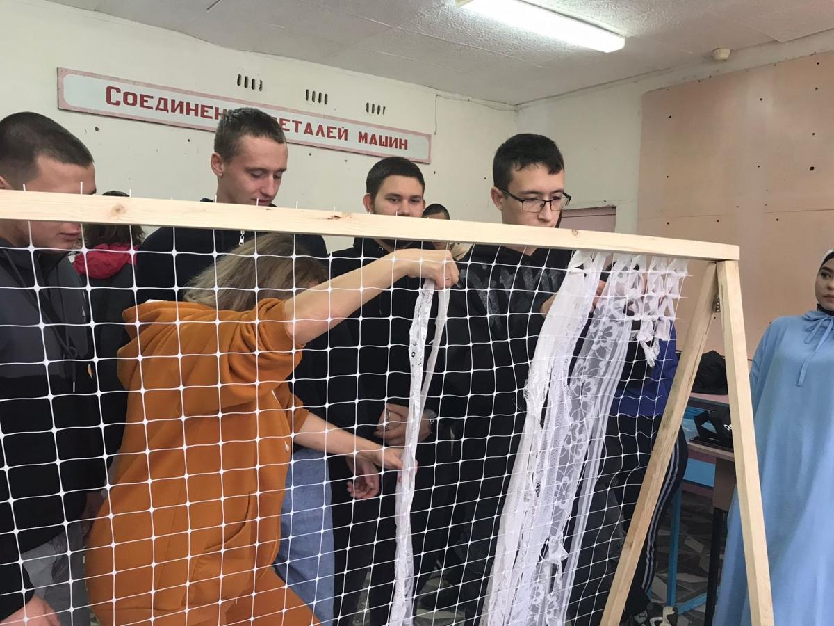 Студенты Марксовского филиала приняли участие в мастер-классе по плетению маскировочных сетей для участников СВО Фото 2