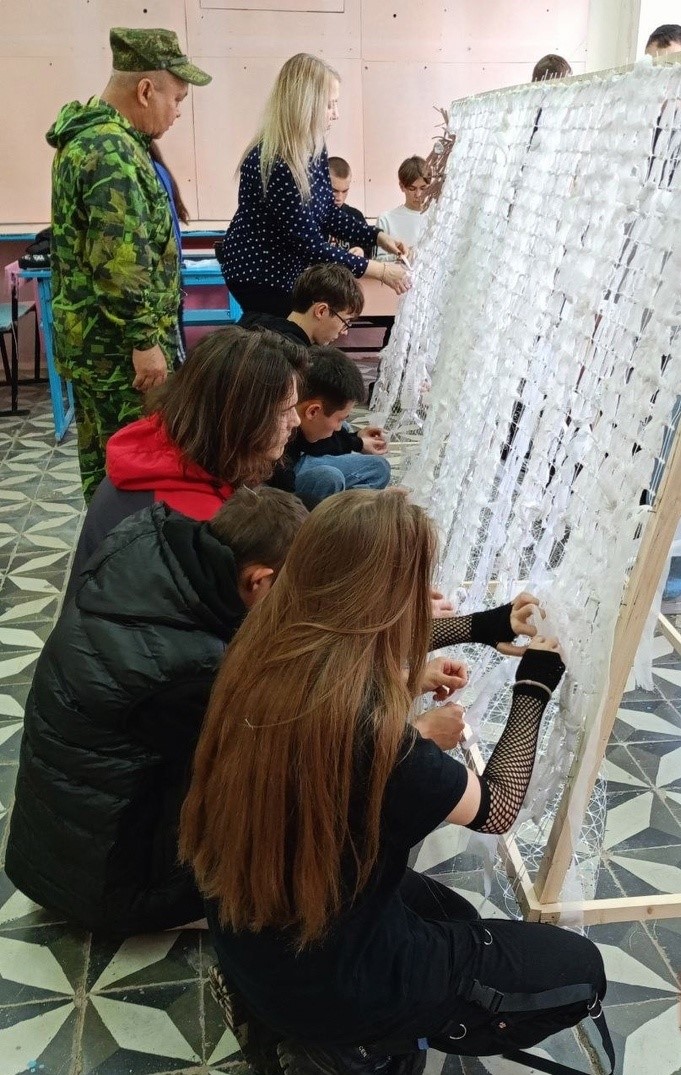 Студенты Марксовского филиала приняли участие в мастер-классе по плетению маскировочных сетей для участников СВО Фото 3