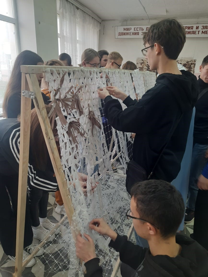Студенты Марксовского филиала приняли участие в мастер-классе по плетению маскировочных сетей для участников СВО Фото 4