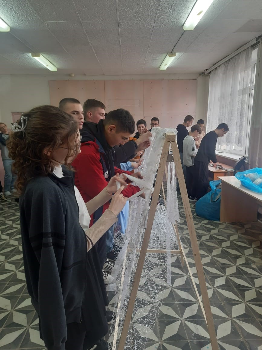 Студенты Марксовского филиала приняли участие в мастер-классе по плетению маскировочных сетей для участников СВО Фото 5