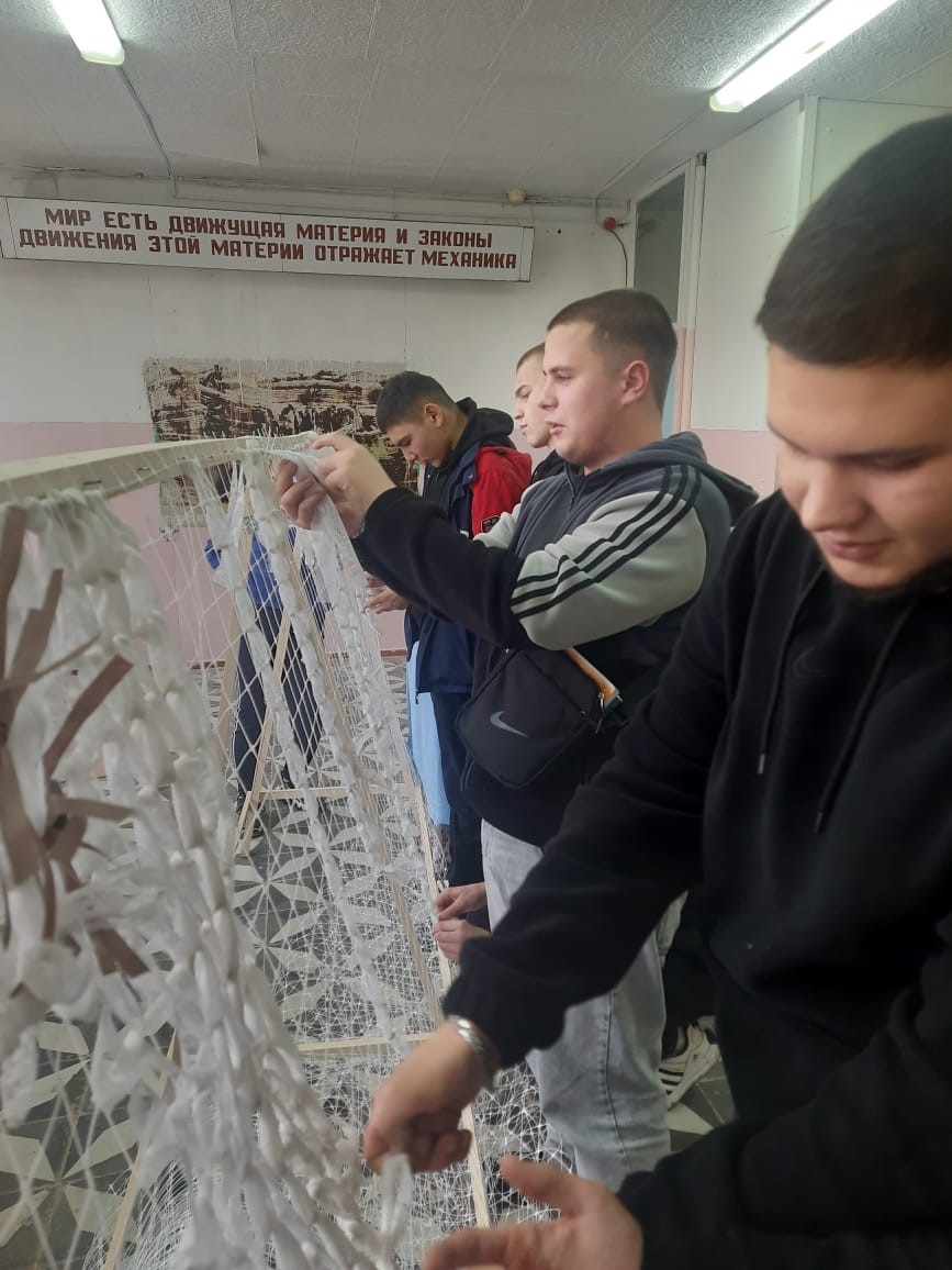 Студенты Марксовского филиала приняли участие в мастер-классе по плетению маскировочных сетей для участников СВО Фото 6
