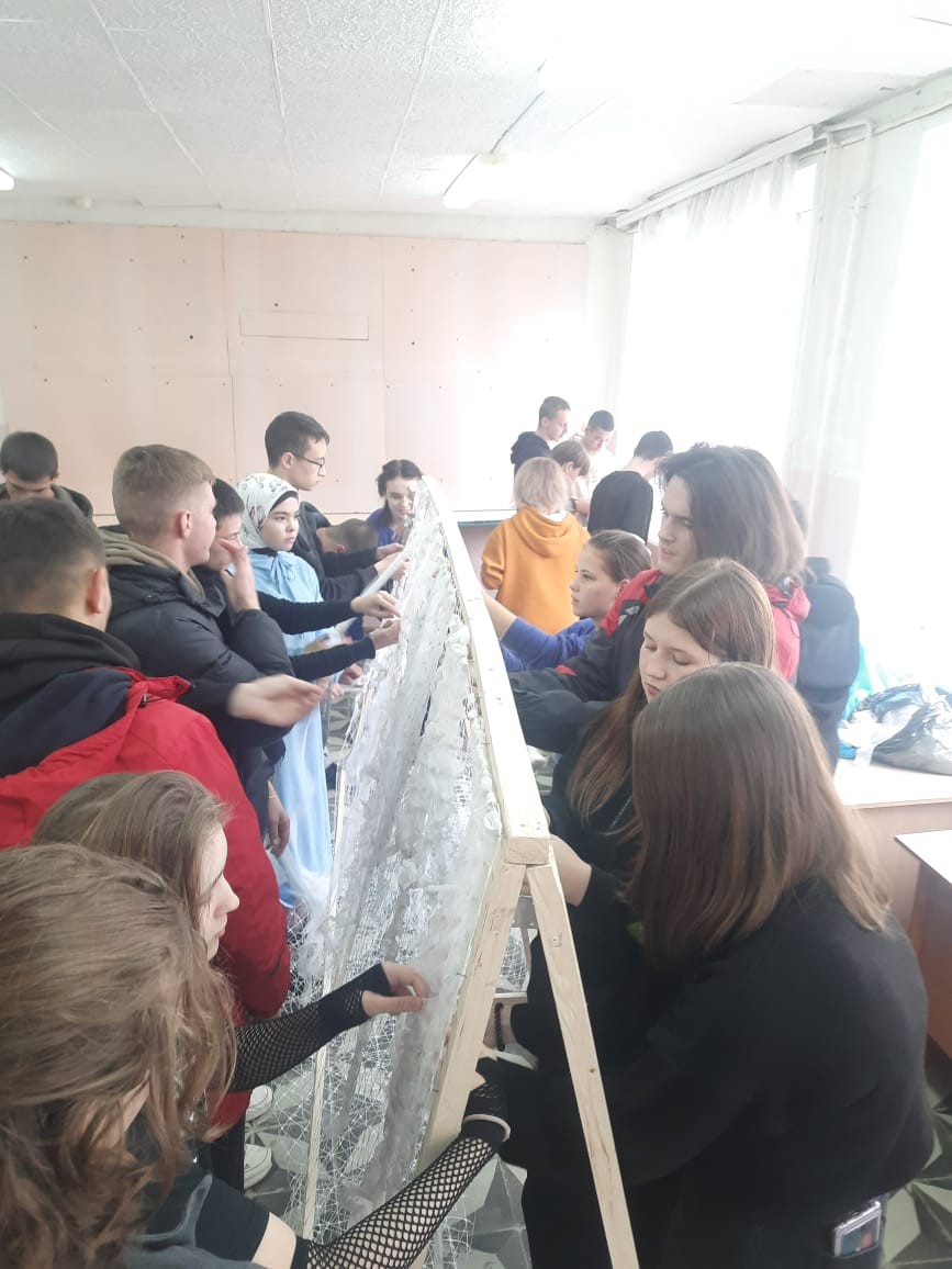 Студенты Марксовского филиала приняли участие в мастер-классе по плетению маскировочных сетей для участников СВО Фото 7