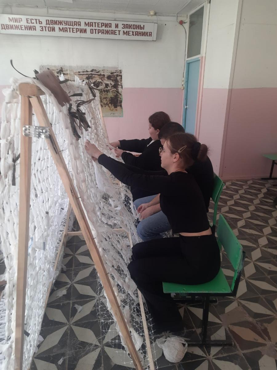 Студенты Марксовского филиала приняли участие в мастер-классе по плетению маскировочных сетей для участников СВО Фото 8